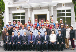 2004年10月，中共中央政治局常委、 國家副主席曾慶紅（第一排中）視察中國